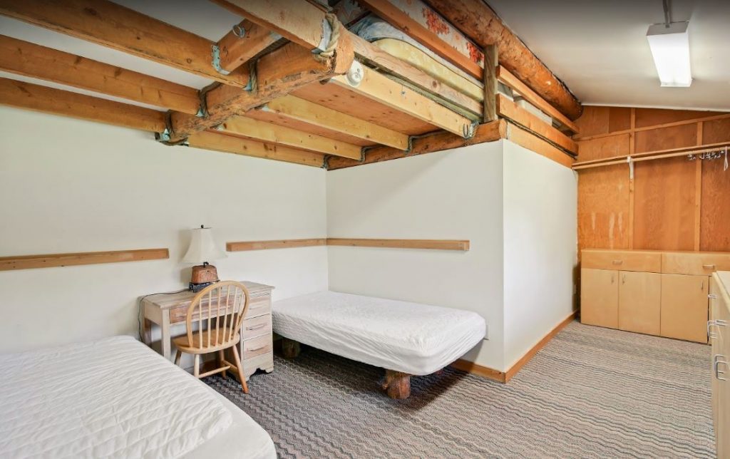 Men's Dorm